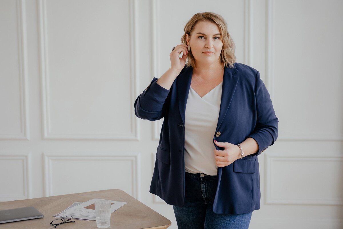 Меня зовут Надежда и вы на моём канале о стиле и моде, где я делюсь своими знаниями и опытом и стараюсь делать это максимально просто и понятно. А ещё рационально и практично. Потому что мода и стиль не только на подиуме, они и в наших с вами гардеробах.