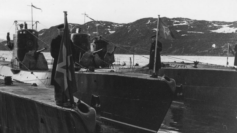 Подводная лодка С-14, крайняя слева