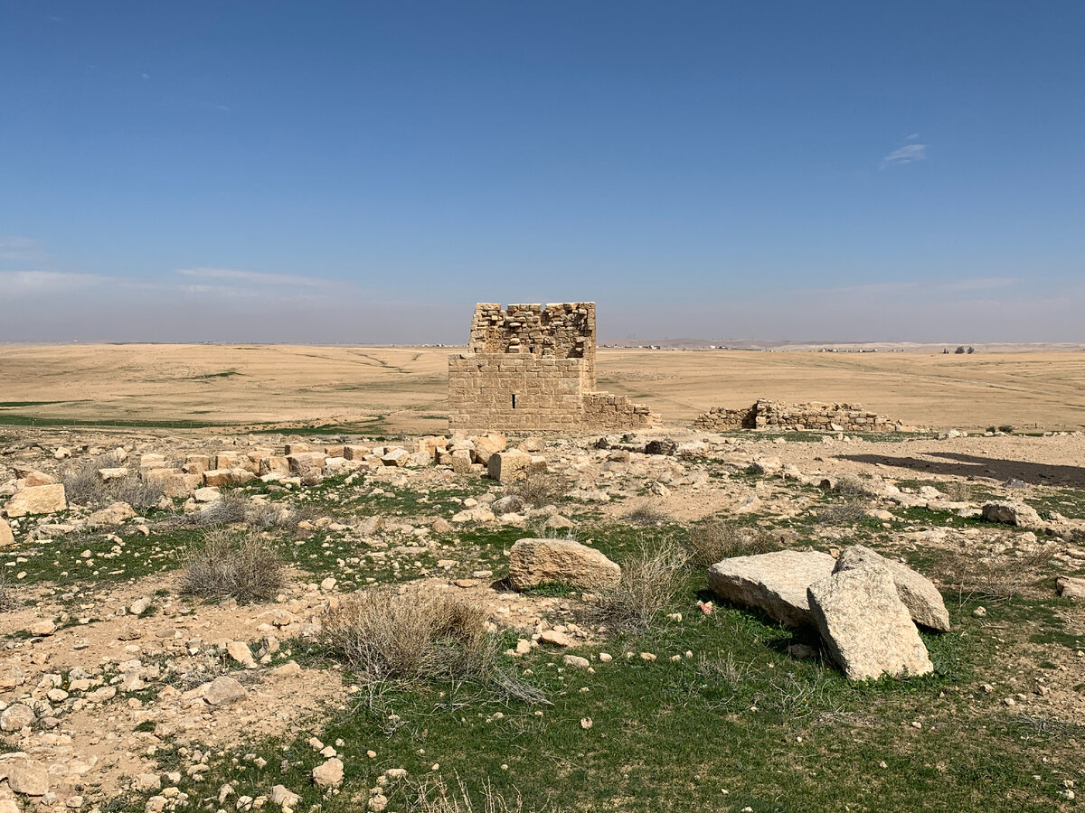 Квадратное здание рядом с башней. Фото автора