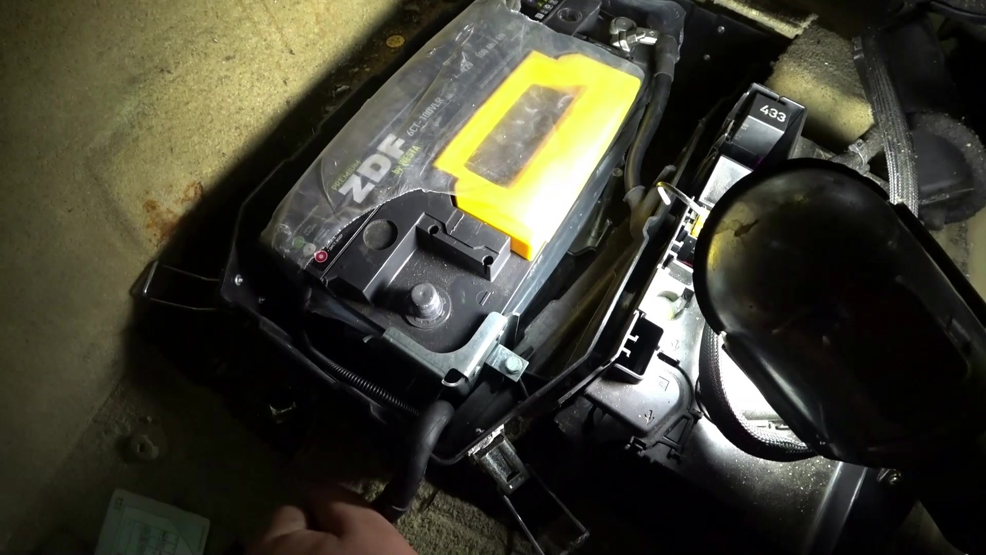 Как снять аккумулятор который находится под сиденьем?Где подключается шланг подкачки?