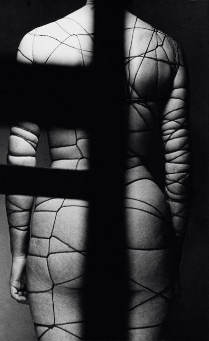 Здзислав Бексиньский, корсет садиста, раскритикованный критиками, 1957 год, фотография