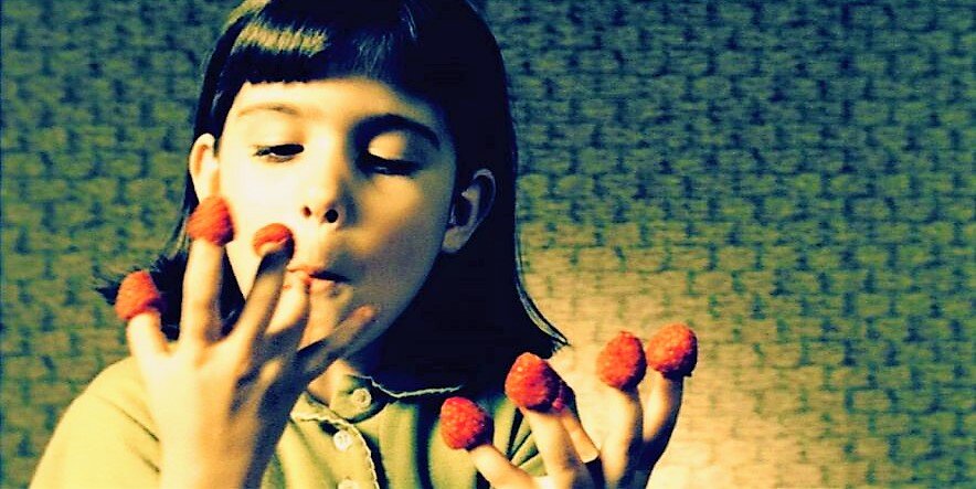 Кадр из фильма "Амели". Кстати, похожа на меня в детстве - я, бывало, тоже так же нанизывала малину на кончики пальцев...