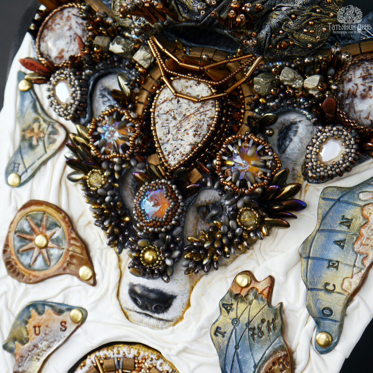 Крупный план колье.