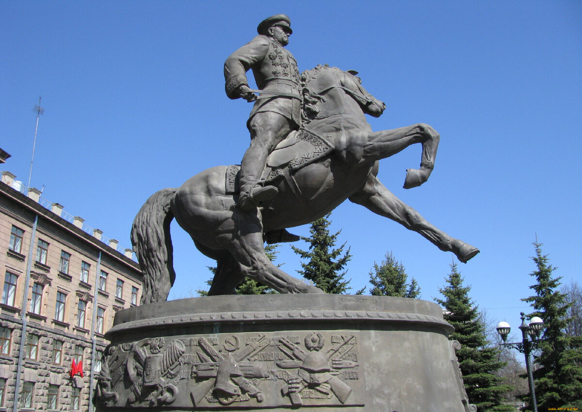 Памятник Георгию Константиновичу Жукову в Екатеринбурге, в разработке постамента участвовал Николай Антонов