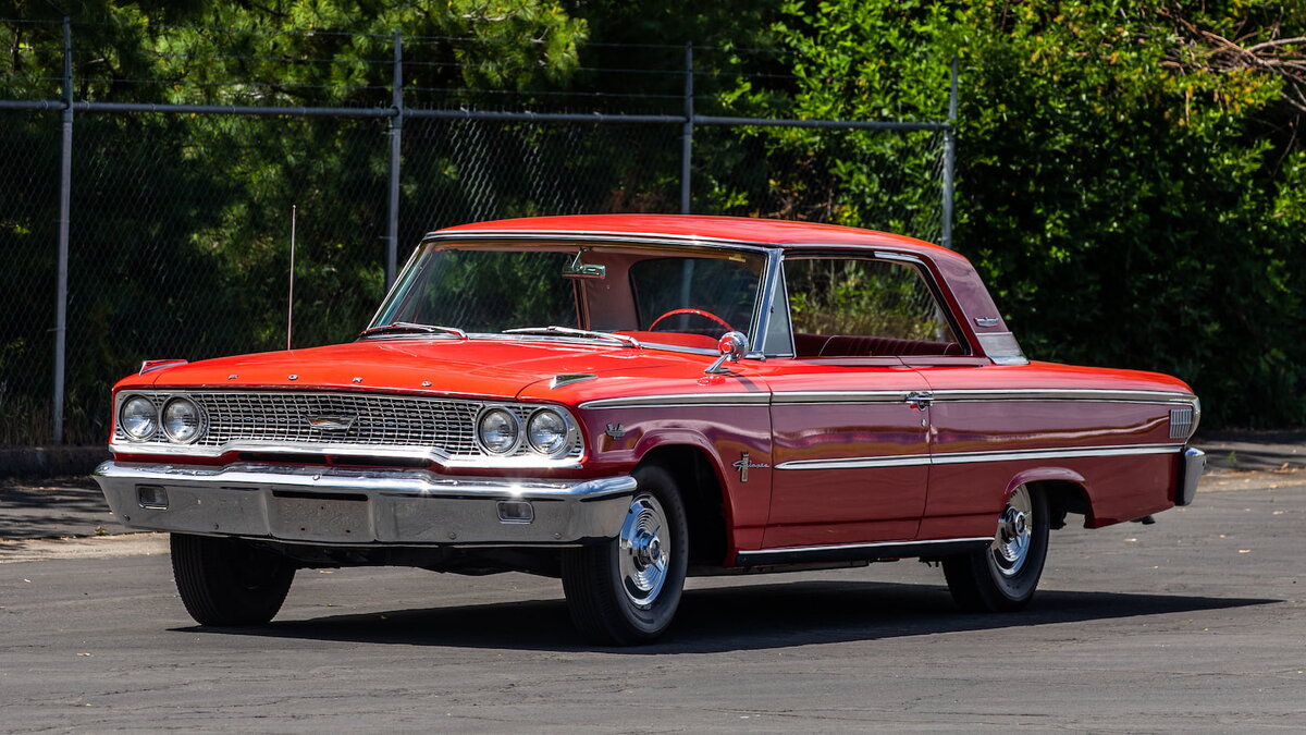 Это скромный с точки зрения мощности вариант Ford Galaxie 1963 года - каких-то 385 лошадей! И не сильно дорогой, 30 800 долларов на аукционе Mecum 2021 года.
