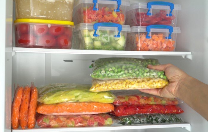 После работы хочется только прийти домой и лежать, а еще нужно ужин готовить и заниматься домашними делами. Утром мы снова спешим на трудовой десант, поэтому хочется дольше поспать, а не заниматься завтраком. А в обед нужно впопыхах успеть съесть что-то и хоть немного отдохнуть. Знакомо? Novate.ru поделится парой советов, как меньше стоять у плиты.Novate.ru поделится парой советов, как меньше стоять у плиты