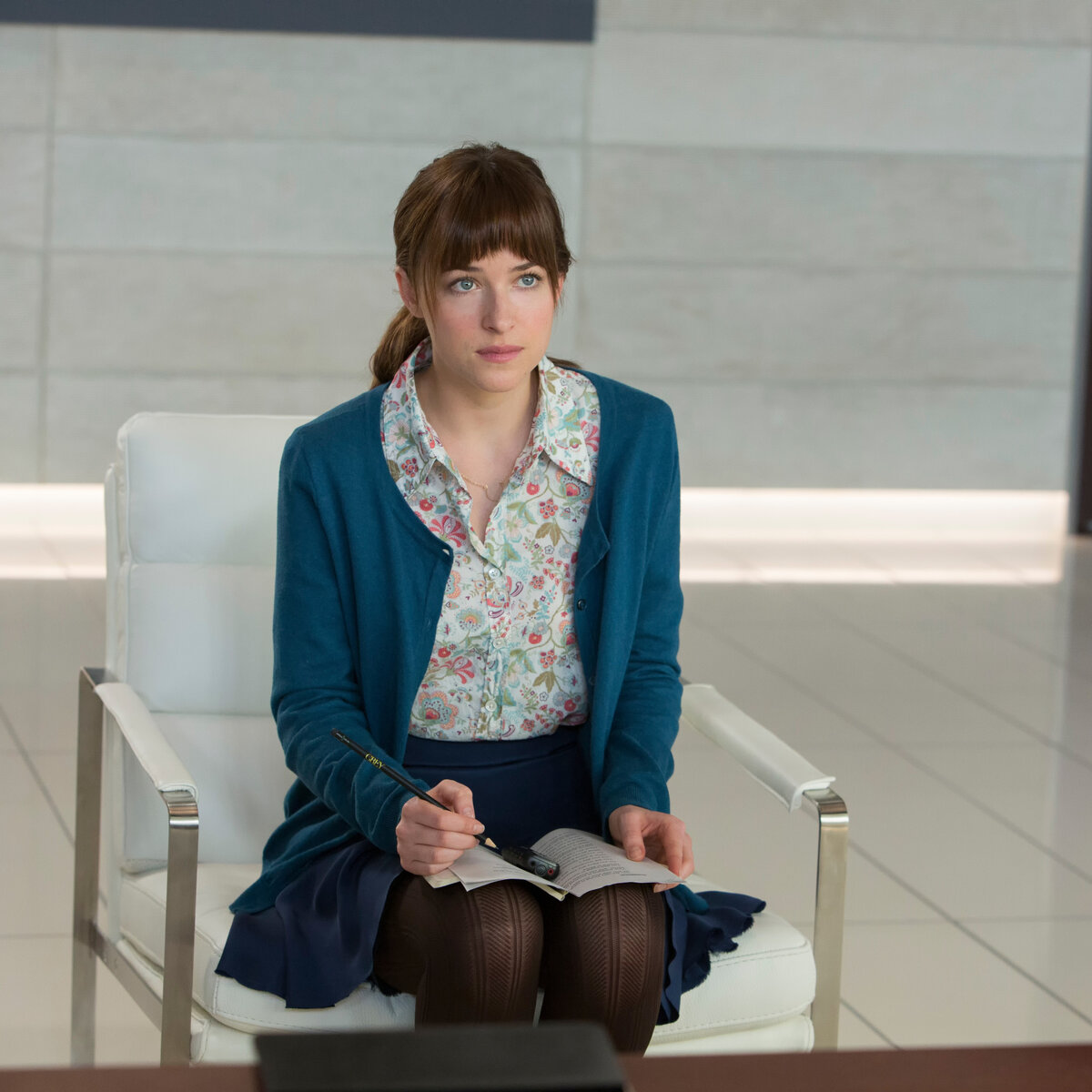 Дакота Джонсон в амплуа интервьюера, к/ф «50 оттенков серого»