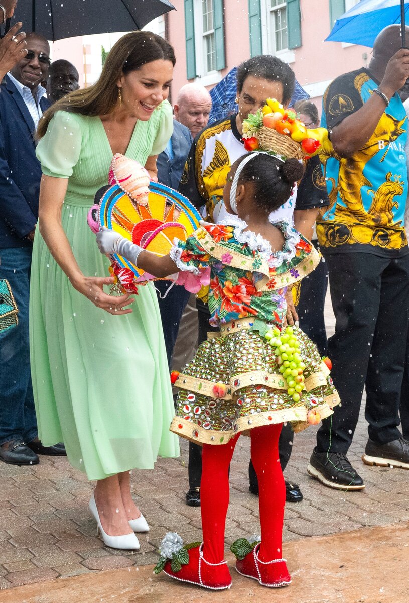 Последняя остановка в карибском королевском туре Кейт Мидлтон и принца Уильяма - Багамские острова - встретили пару проливным дождем. Однако это никак не отразилось ни на настроении, ни на насыщенных планах герцога и герцогини Кембриджских. После визита в детскую школу, где Кейт в нежном зеленом платье и туфлях на высоком каблуке сажала деревья, пара отправилась на проходивший в Нассау традиционный фестиваль Джанкану с музыкой, танцами и красочными костюмами.
