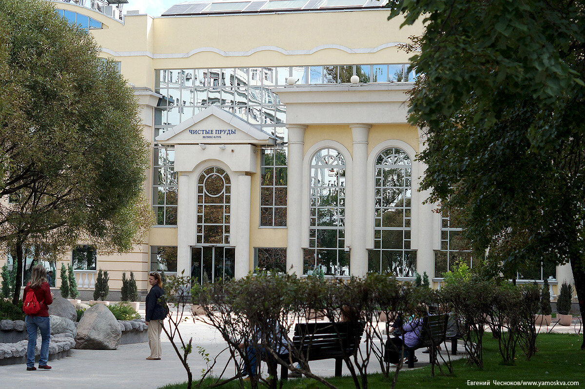 Чистые пруды пермь. Литературный институт им. Чистые пруды москва. Чистопрудный бульвар 6/19. Чистопрудный бульвар.