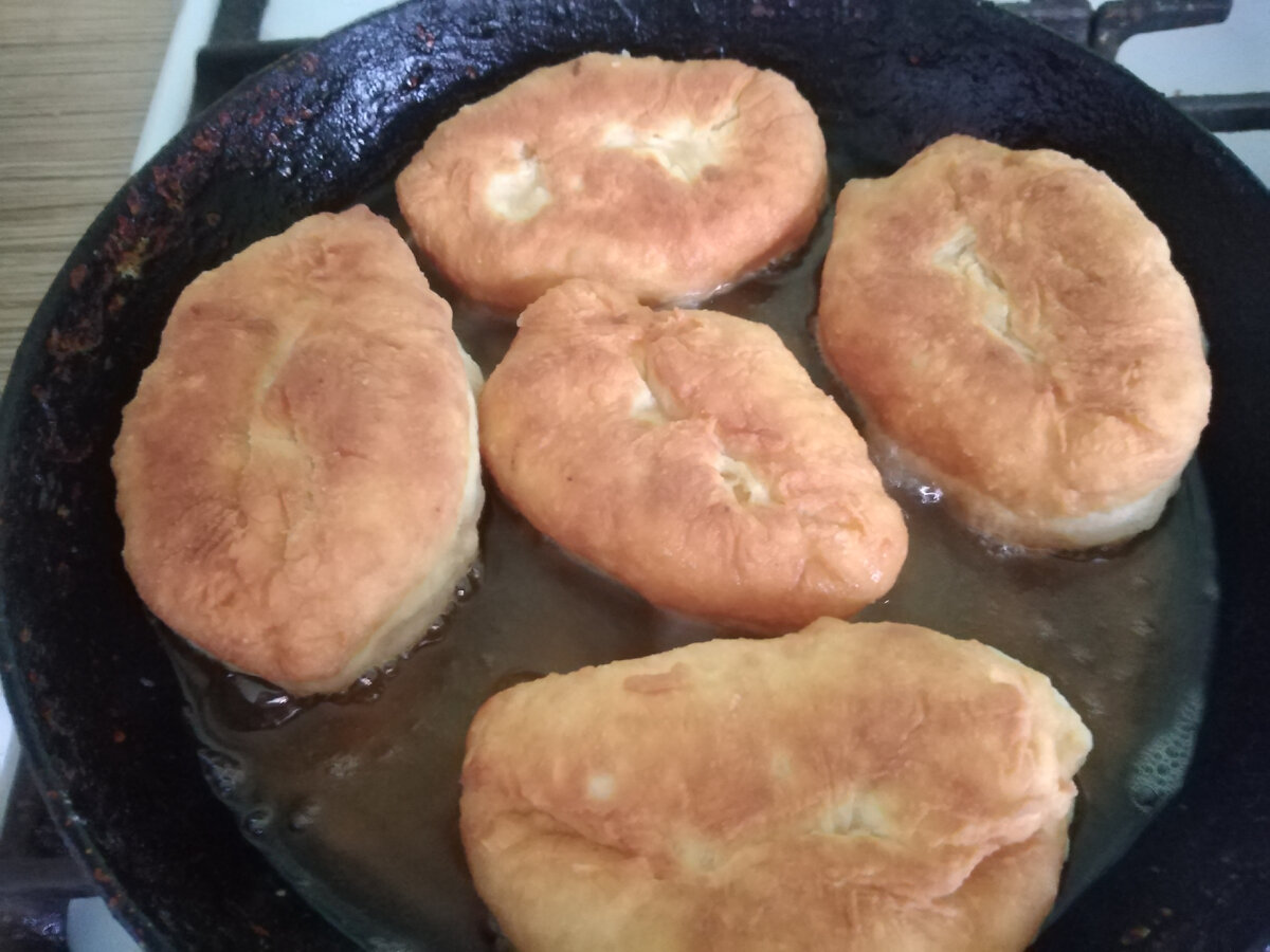 На старой чугунной сковородке. Ей уже лет 35 точно.