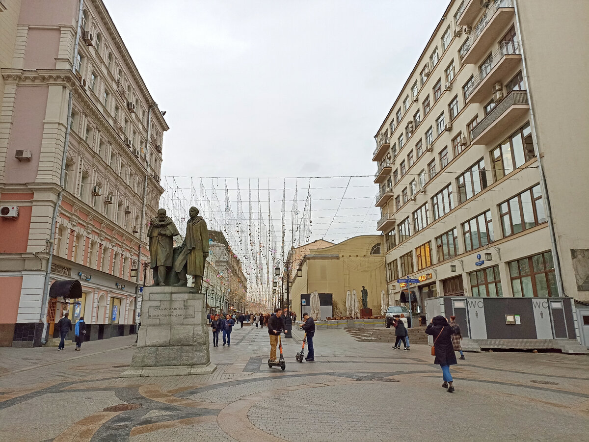 Начало Камергерского переулка со стороны Тверской улицы