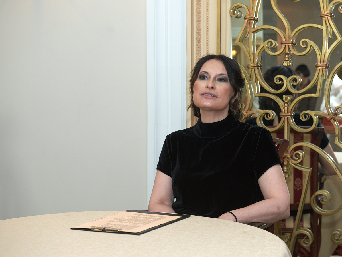 Если рядом есть шикарная женщина - берите с собой! Даже если ватрушки не случится - не так обидно будет. Нам повезло - у нас она есть всегда и мы её страсть как любим. Жаль не съесть )) 