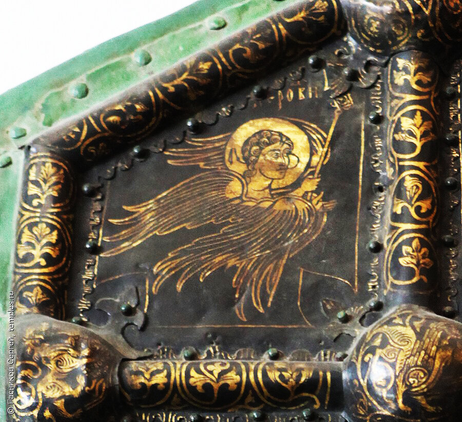 Идентичные изображения херувима и серафима