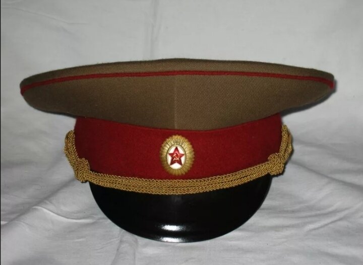 И плевать ему было, что у них ремешок на фуражках разный. Фото из интернета. 