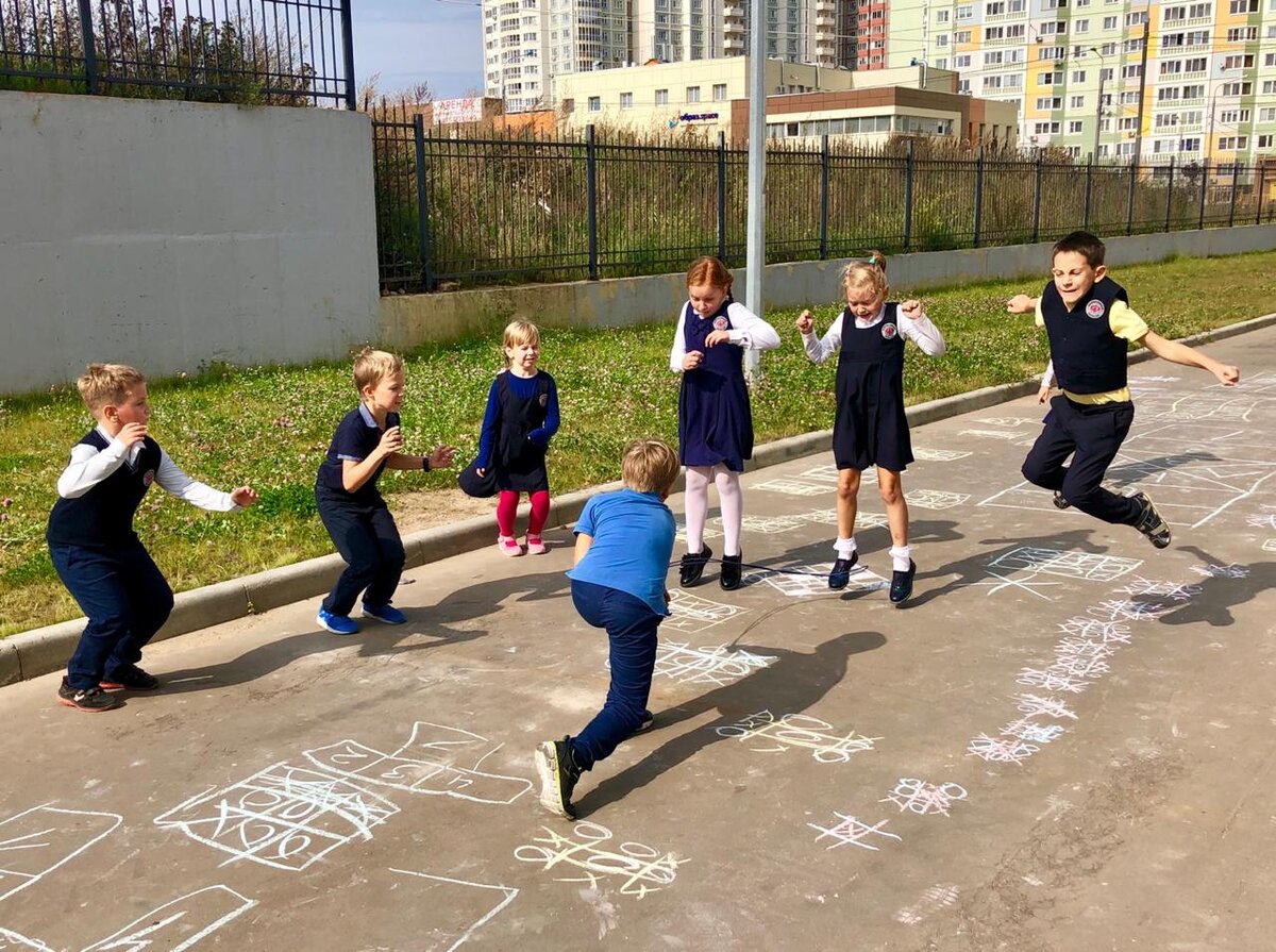 А детям хотелось играть... Они же дети!