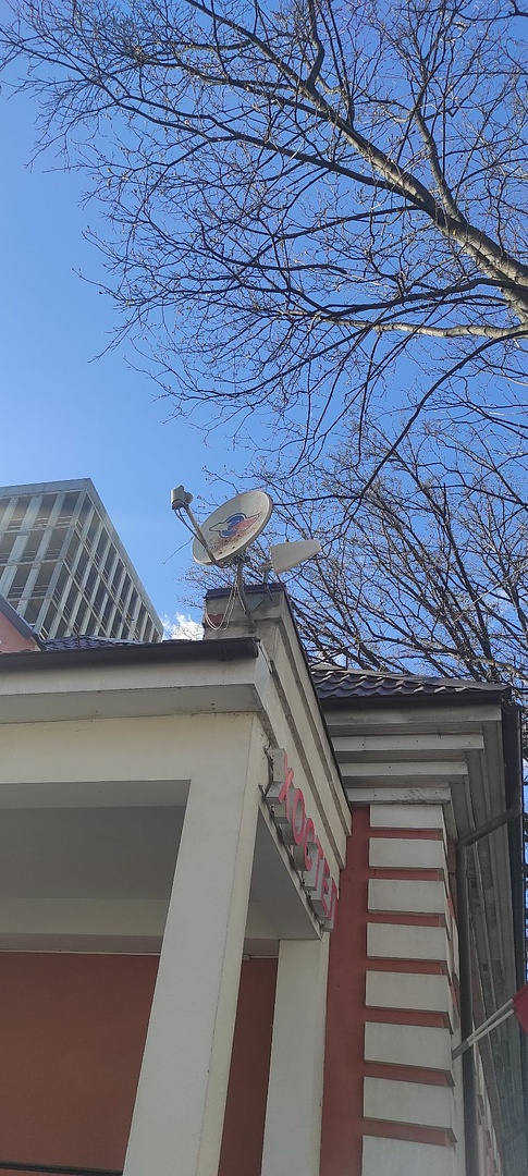 Внешняя антенна смонтирована на крыше здания, рядом со спутниковой тарелкой.  
