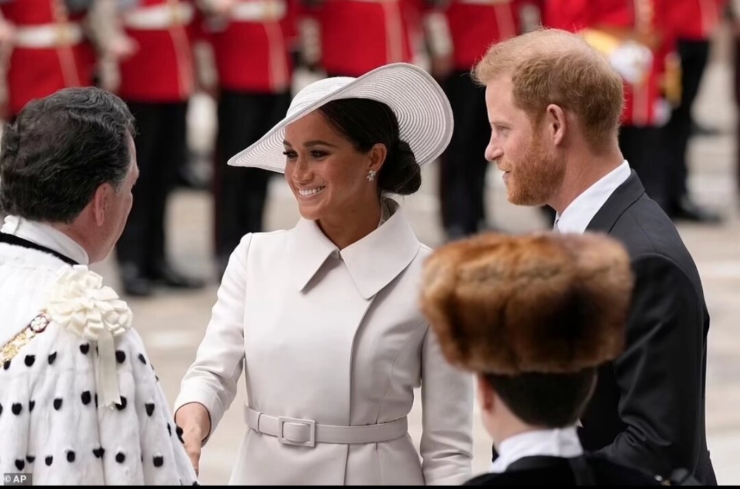 Упс..ну воооот. А шапку зимнюю в поддержку Меган человек надел. Чтоб и летний и зимний вариант от Диор были представлены.