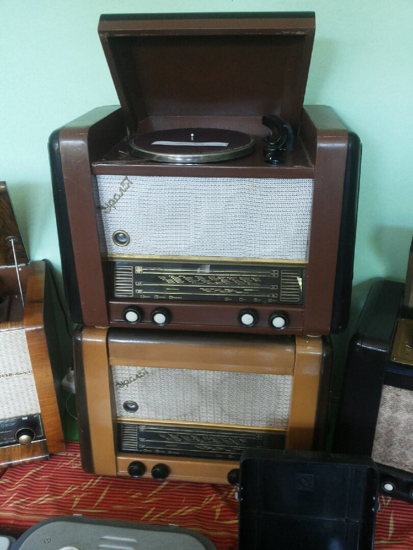 Радиолы Урал-57 Сарапульского завода в разных цветовых вариантах корпуса.