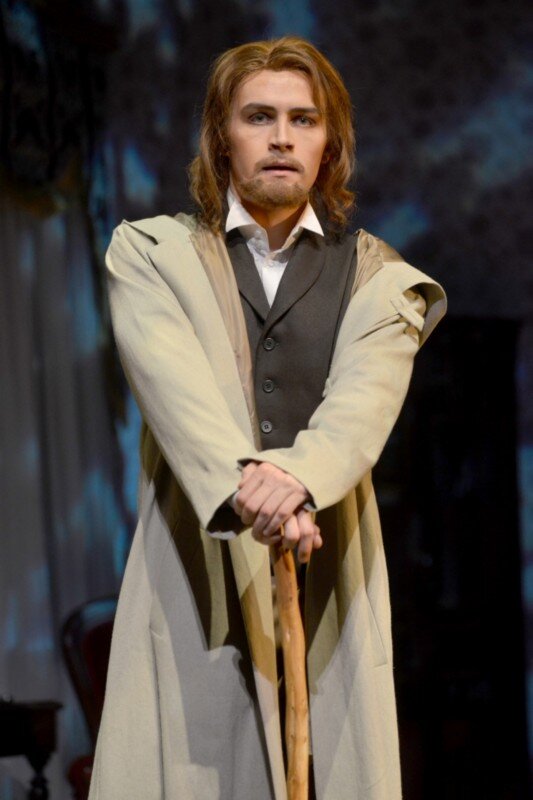 Фотография со спектакля "Отцы и дети", МХАТ им. М.Горького, 20.02.2019. Образ Евгения Базарова в исполнении актера Николая Коротаева. Источник: www.ic.pics.livejournal.com