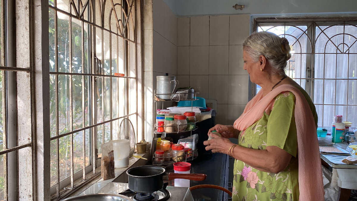 Индианка на кухне