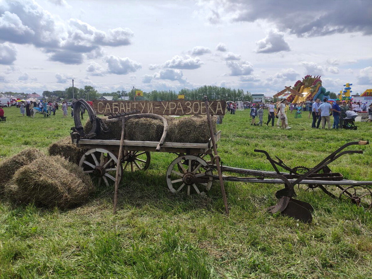 Традиционный татарский праздник «Сабантуй-2022» прошел в селе Уразовка Краснооктябрьского района Нижегородской области. Последние два года из-за пандемиии коронавируса фестиваль не проводился, и чувствовалось, как люди соскучились по нему. Встречались как старые добрые соседи: обнимались, что-то друг другу рассказывали, слушали про других. В программе — выставочные площадки национальной кухни, сельхозпродукции и этнографического музея «Татарский быт», спортивные состязания по мини-футболу, волейболу, армреслингу, шахматам и шашкам, фестиваль плова, работа детских площадок с мастер-классами, национальные самобытные игры, соревнование по национальной борьбе «Кереш», концерт с участием артистов эстрады из Татарстана и художественной самодеятельности района.