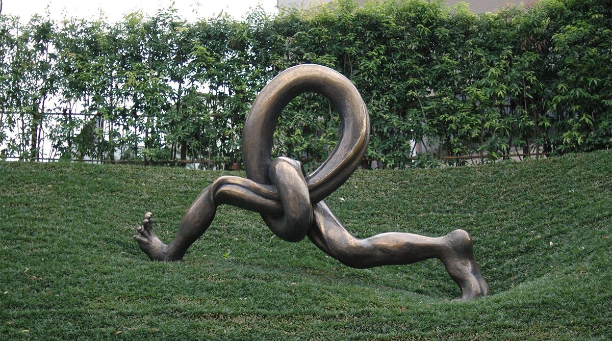 Учитель подвел нас к поляне с необычными скульптурными композициями