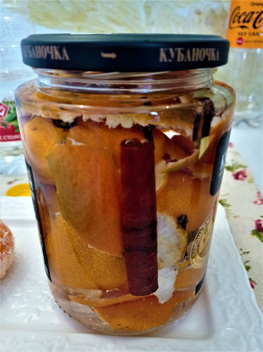 Ополаскиватель настаивается с завалявшейся палочкой корицы, гвоздичку тоже отлично видно справа.