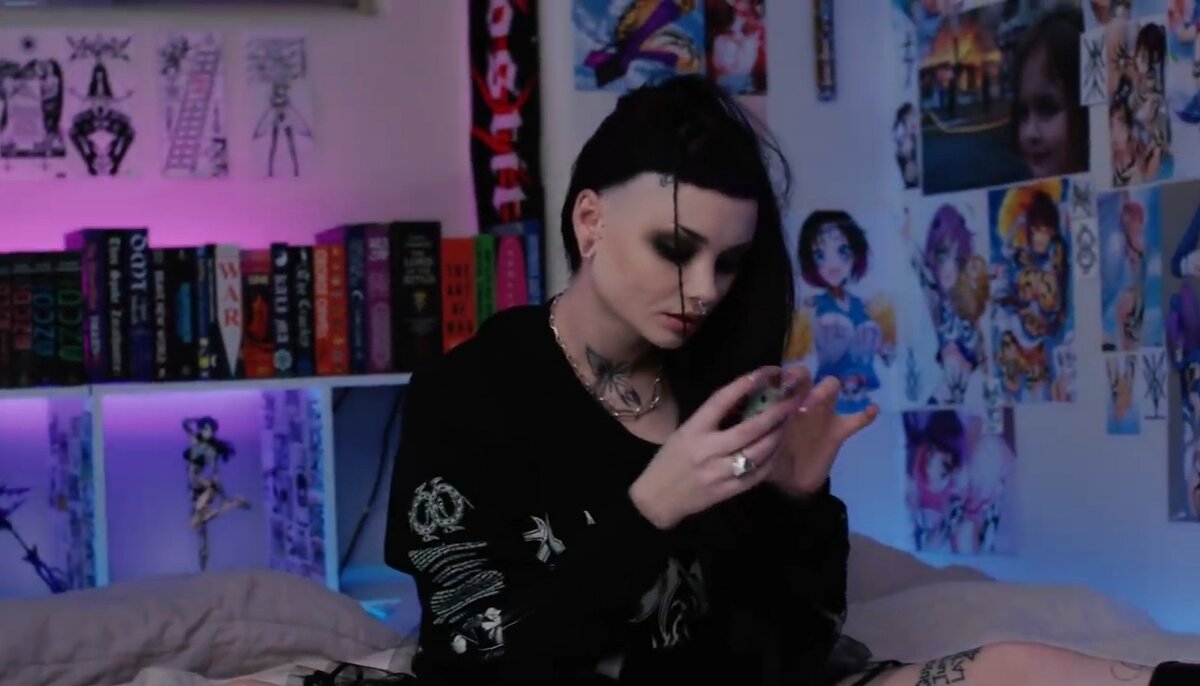 Скриншот из клипа "Designer sadness" 