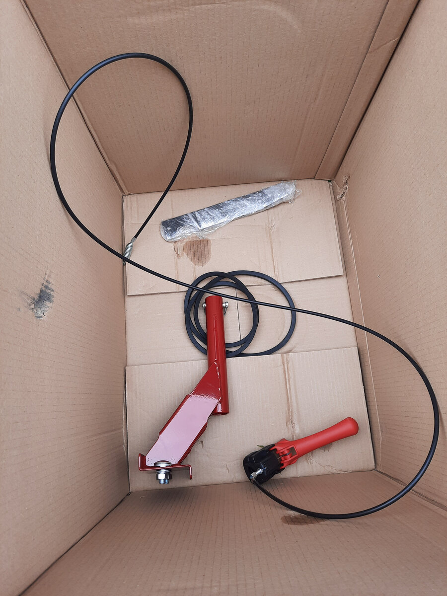 Комплектация косилки. Дополнительные ножи, ручка управления, приводной ремень, крепеж и кронштейн.