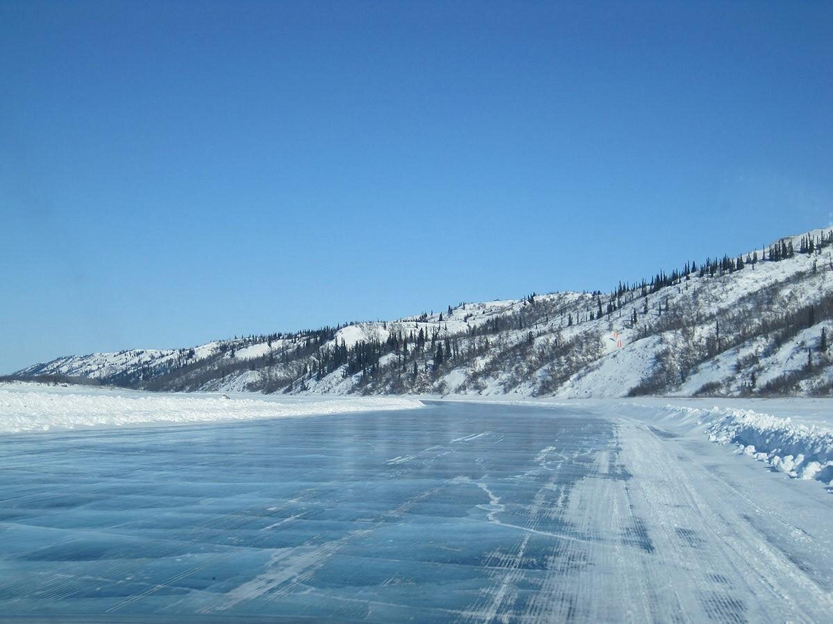 Ледовая река. Замерзшая река. Лед на реке. Зима в Канаде.