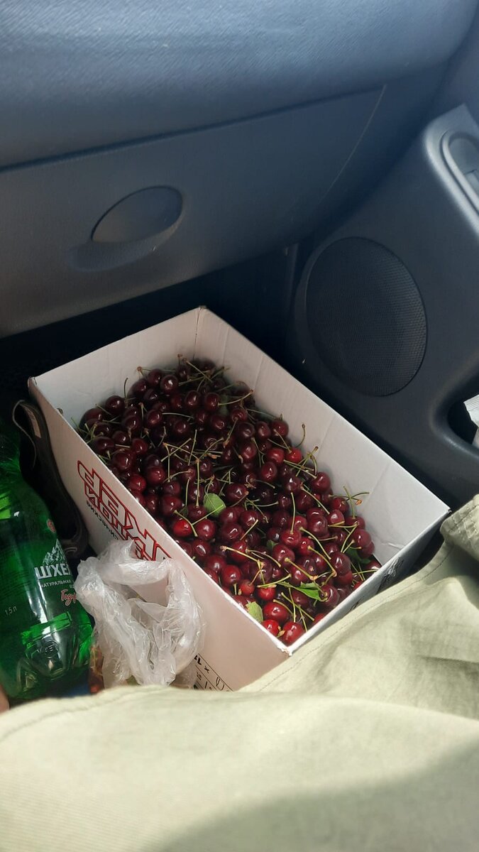черешню пересыпали в картонную коробку, в ней она гораздо лучше сохранится. Думаю она и в пакете бы не успела испортится)))