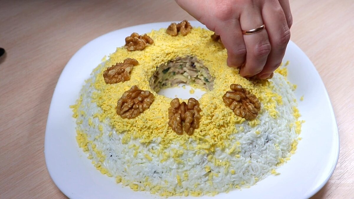 Салат с курицей, черносливом и грецкими орехами