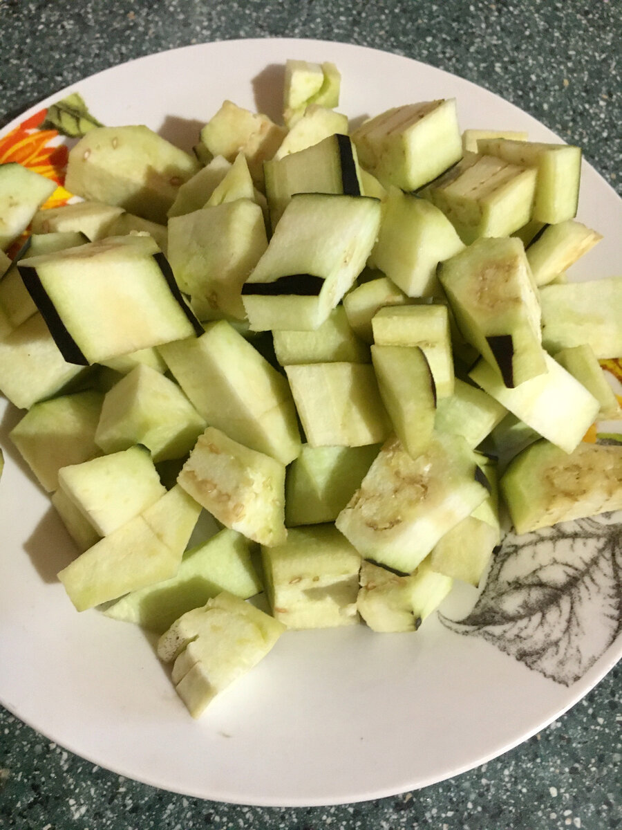 Порезанные и очищенные баклажаны