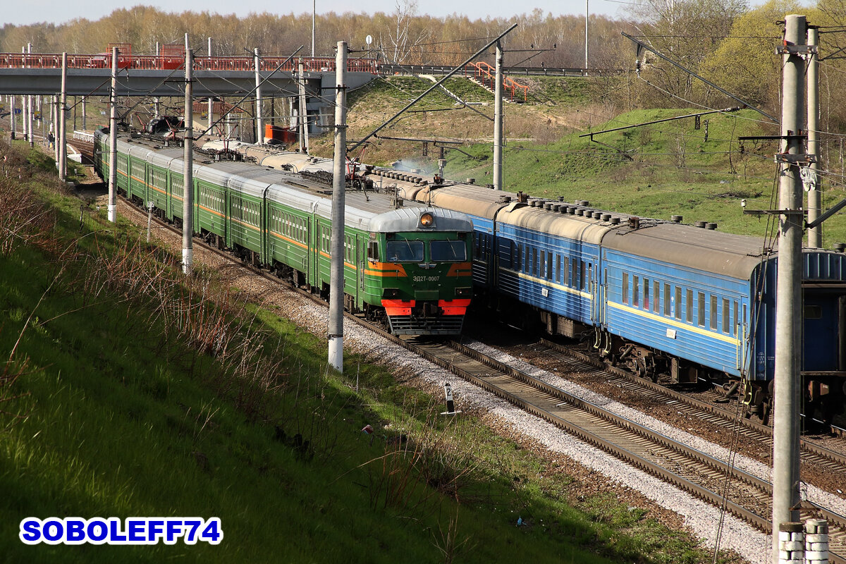 Электропоезд ЭД2Т-0007. Перегон Столбовая - Чехов Московской железной дороги. Май 2007 года