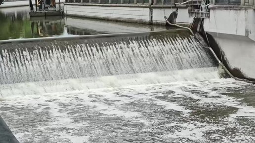 Водопад в центре Москвы.