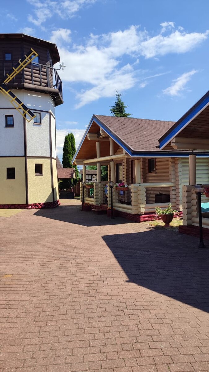 Вот в этом домике справа жил брат с женой