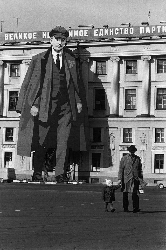 Изображение Ленина на фасаде Зимнего Дворца по случаю 9 мая, Ленинград, 1973.