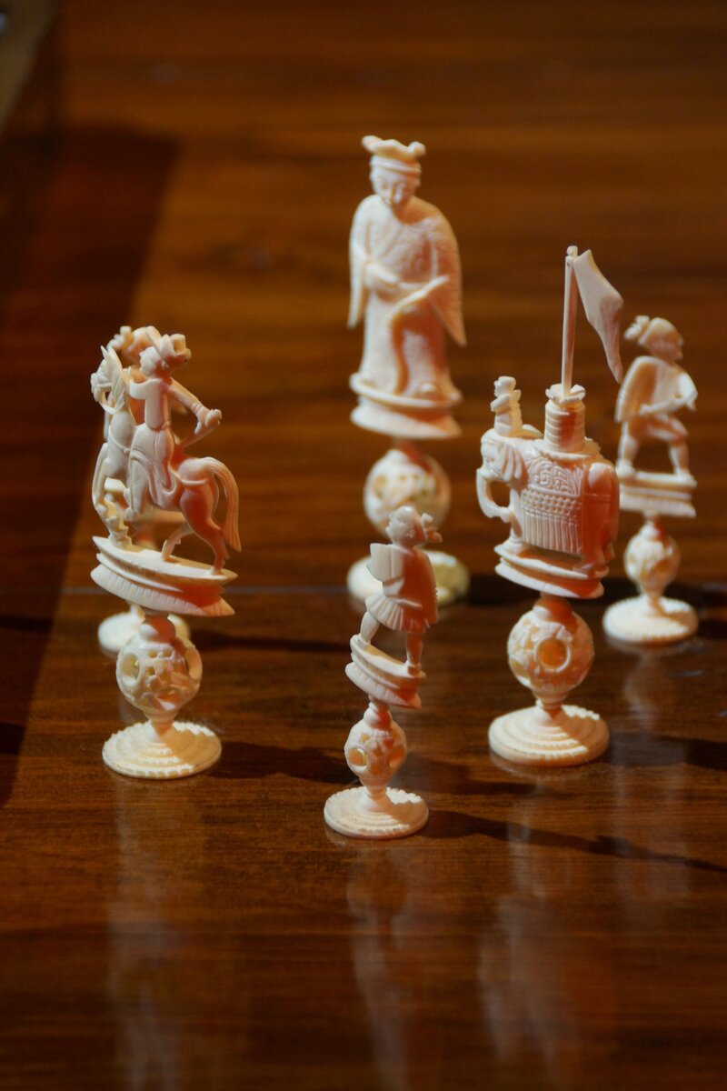 Шахматы. Китай, Кантон (?), вт. пол. XIX в. Выставка "Россия. Дорогами цивилизаций" 16 апреля-15 августа 2022 г. в ГИМ, Москва. Фотография автора.