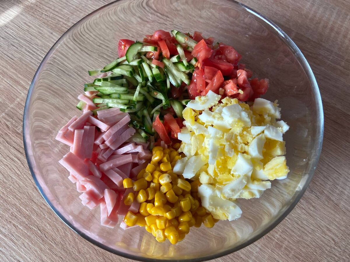 Закусочный салат с ветчиной и кукурузой