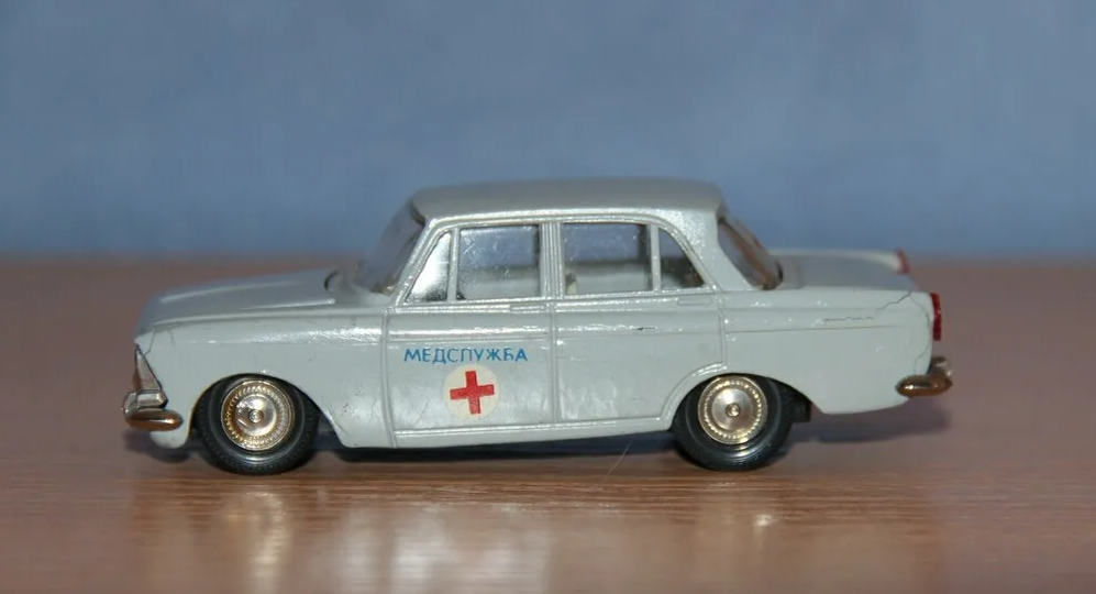 Первый (или один из первых) вариантов исполнения "медицинского" Москвича (в данном случае 408/412). Обратите внимание, что модель не только декальная, но и имеет надпись "медслужба", а не "медпомощь". Как было отмечено выше - признаки чумы на месте. 