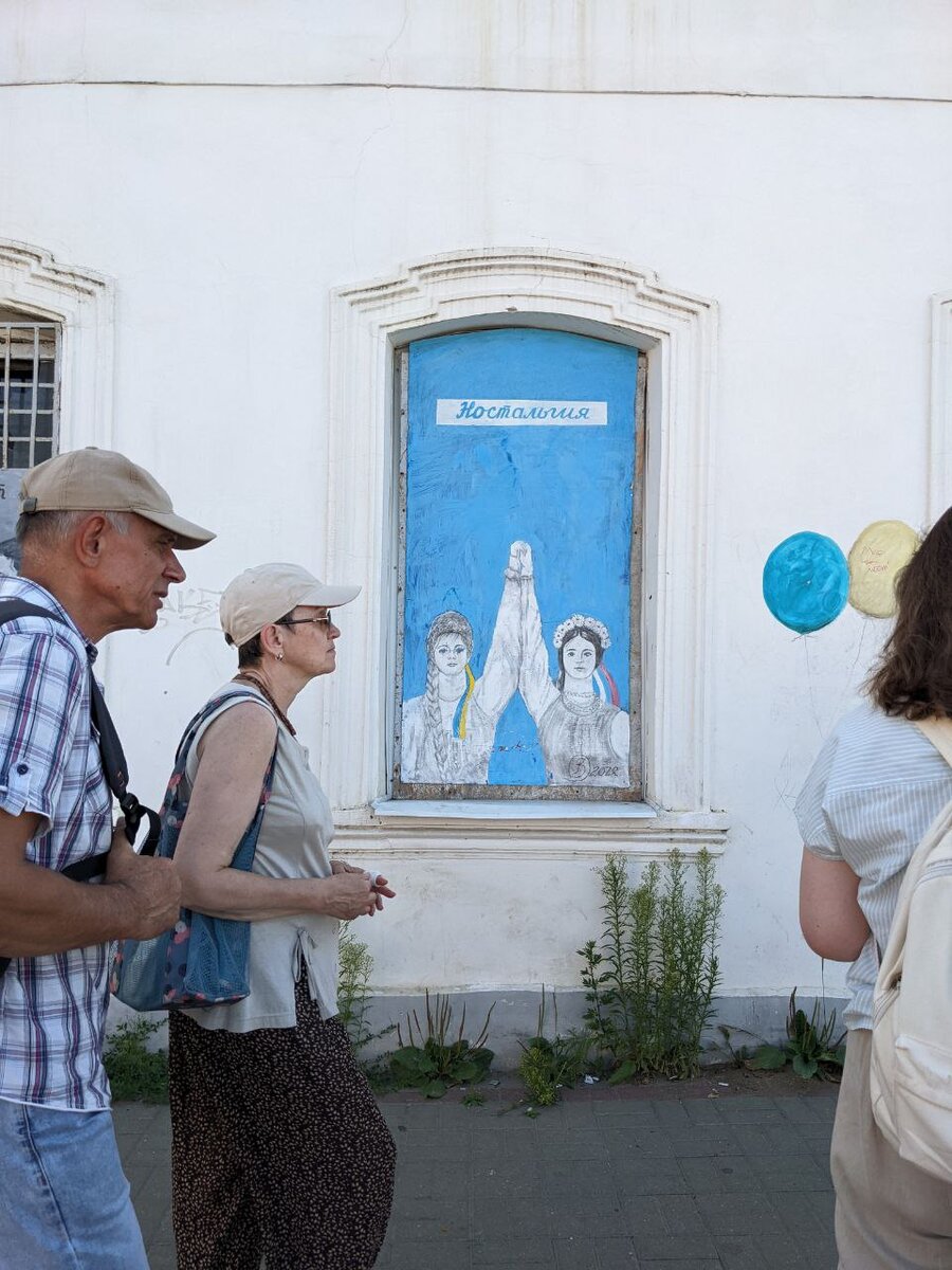 На выходных был в Боровске (Калужская область). Сюда точно стоит приехать, если вы хотите увидеть работы "русского Бэнкси" — Владимира Овчинникова.