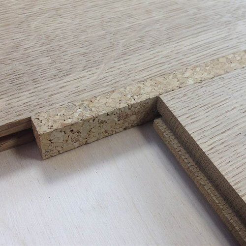 Стык паркета через пробковый компенсатор 