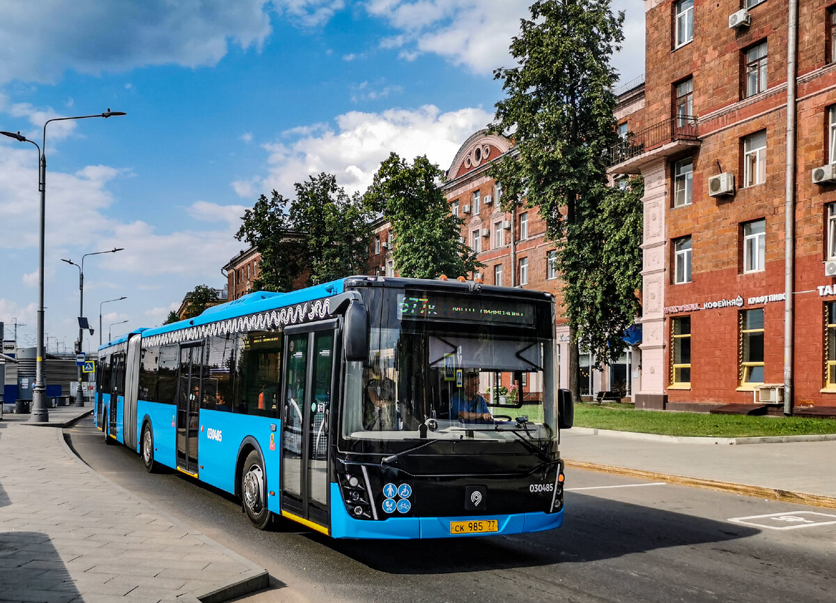 Автобус маршрута 677к в Гостиничном проезде у метро "Окружная".