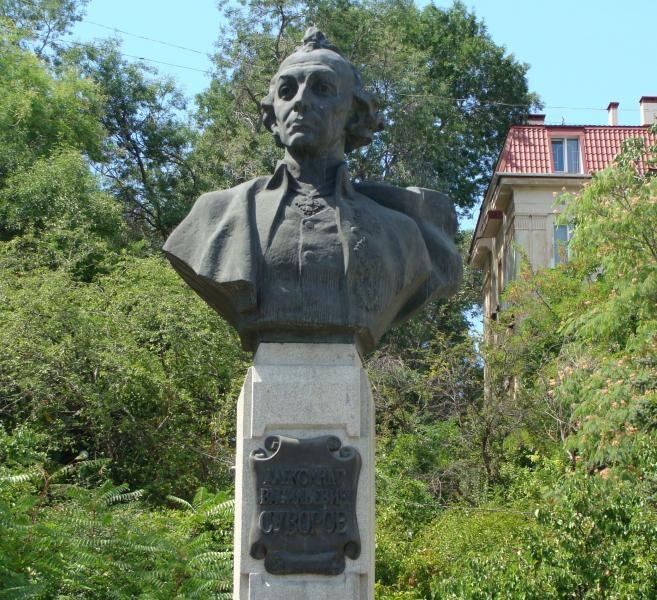 Фото из интернета. В Севастополе есть памятник генералиссимусу, я видела его проездом, но, как мне показалось, место не сильно прохожее.