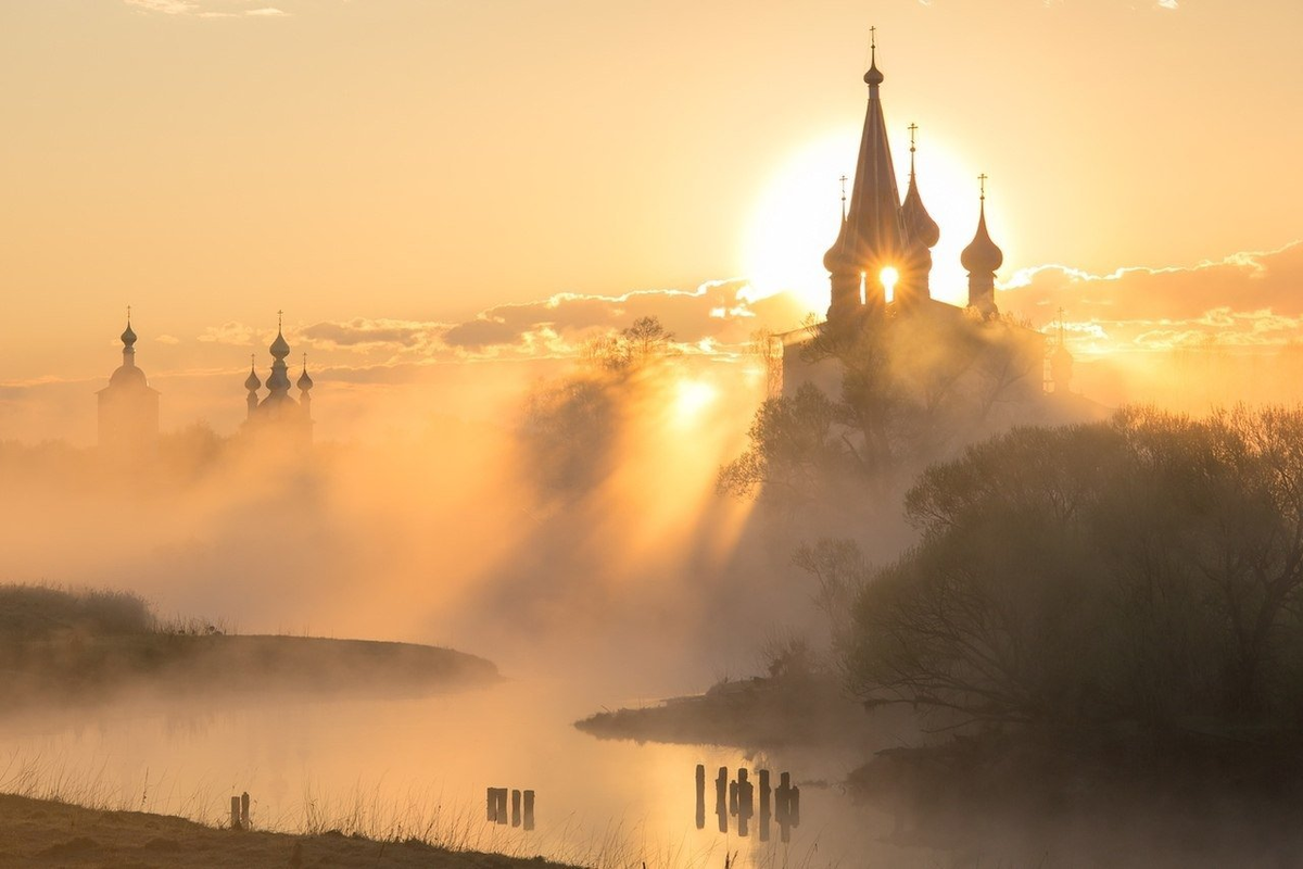 На колокольне горел крест отражая солнце. Владимир Побединский фотограф Иваново. Церковь в тумане. Рассвет над храмом. Купола церквей на рассвете.