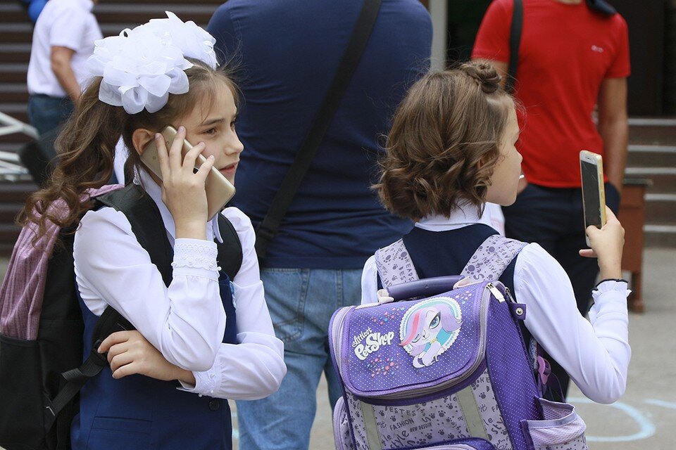     С этого года на уроках нельзя использовать мобильные телефоны, чтобы они не отвлекали учеников. Олег УКЛАДОВ