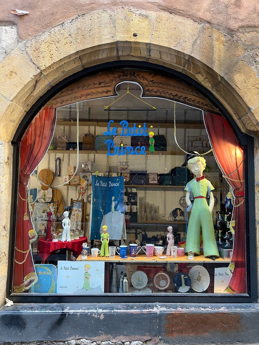 А еще Лион - родина Экзюпери. Про него хочется сказать так много, но слова с ним совершенно не нужны...