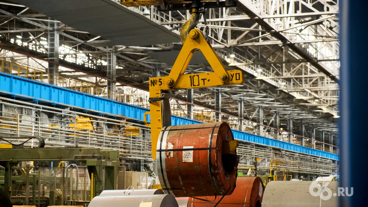 Фото: Константин Ананьин для 66.RU. ВИЗ-Сталь производит электротехническую трансформаторную сталь — один из самых сложных и высокотехнологичных видов металлопродукции. Несмотря на непростую ситуацию в экономике металлургии, завод увеличивает производственные мощности