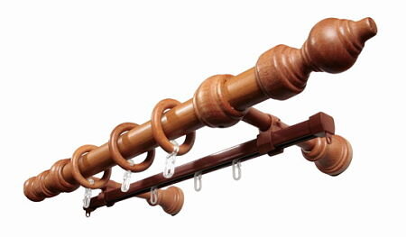 Это наиболее распространённый тип, который можно отнести к классике. Он отлично смотрится в любой комнате, главное правильно подобрать его цвет. Выглядит как штанга с диаметром до 35 мм. В качестве дополнений используются прищепки, кольца, крепления и наконечники на краях штанги.