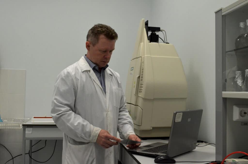    Александр Пауков в лаборатории / ©Пресс-служба УрФУ